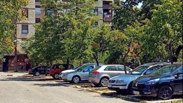 ЈАВНИ ПАРКИНГ СЕ НЕ ПРИСВАЈА: Београђани неретко запрекама спречавају остављање возила у окружењу