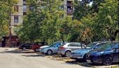 ЈАВНИ ПАРКИНГ СЕ НЕ ПРИСВАЈА: Београђани неретко запрекама спречавају остављање возила у окружењу