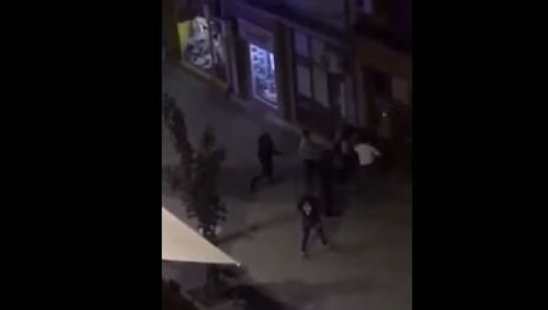 СНИМАК МАСОВНЕ ТУЧЕ У АЛЕКСИНЦУ: Један од учесника завршио у излогу локала (ВИДЕО)