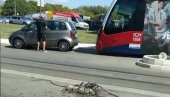 ZAUSTAVIO CELU AUTOKOMANDU: Bahati vozač parkirao automobil na sred kružnog toka, iza njega ostao blokiran saobraćaj (VIDEO)