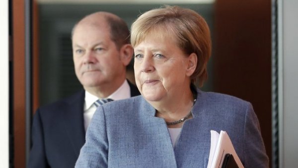 ШОЛЦ НИЈЕ СПОСОБАН ДА ВОДИ ЗЕМЉУ: Немачка има стратешки интерес да сарађује са Русијом, све би било другачије да је још води Ангела Меркел
