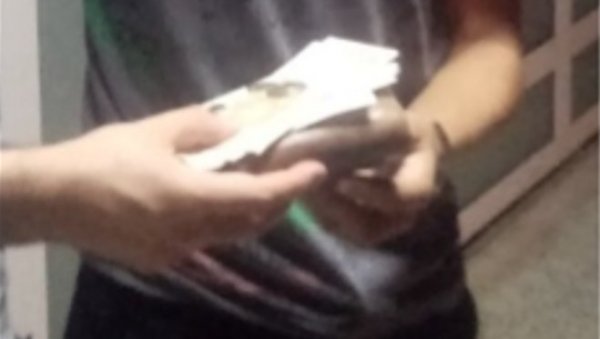 ПРИЧА КОЈА ВРАЋА НАДУ: Младићи јурили за аутомобилом жене, па јој вратили са крова спали новчаник