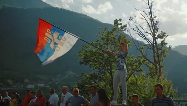 ГДЕ СЕ ВИЈЕ СРПСКА ЗАСТАВА, ТУ ЈЕ И СРПСТВО: За претке и потомство, за прошлу и будућу славу развијмо тробојку! (ВИДЕО)