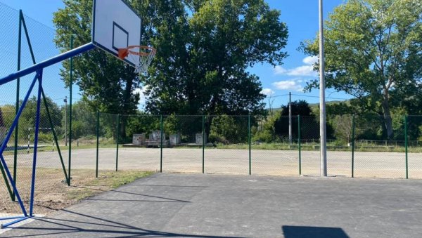 ЗАВРШЕНА РЕКОНСТРУКЦИЈА: Школа у Рековцу има нови кошаркашки терен (ФОТО)