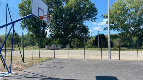 ZAVRŠENA REKONSTRUKCIJA: Škola u Rekovcu ima novi košarkaški teren (FOTO)