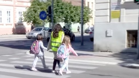 VOLONTERI POMAŽU ĐACIMA PRVACIMA: Mladi Vrščani bezbedno prevode decu preko ulice