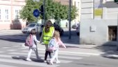 VOLONTERI POMAŽU ĐACIMA PRVACIMA: Mladi Vrščani bezbedno prevode decu preko ulice