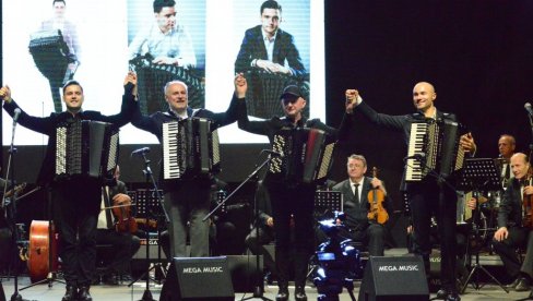 RAZGALILI I SRCE I DUŠU: U centru grada na Ibru održan koncert „Zlatne harmonike Kraljeva“ (FOTO)