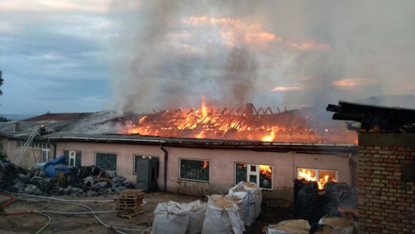 ЖРТАВА НЕМА, ШТЕТА ОГРОМНА: Епилог огромног пожара у некадашњој пиротској фабрици “Столар” (ФОТО+ВИДЕО)