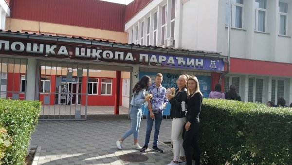 ПРЕЛАЗАК НА ОНЛАЈН НАСТАВУ У ПАРАЋИНУ: Сви средњошколци у Поморавском округу од понедељка слушају часове од куће