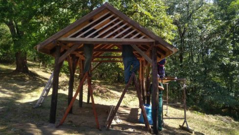 OBNOVLJENO OMILJENO IZLETNIČKO MESTO: Napravljen novi senik kod Šumareve kuće na Vršačkim planinama