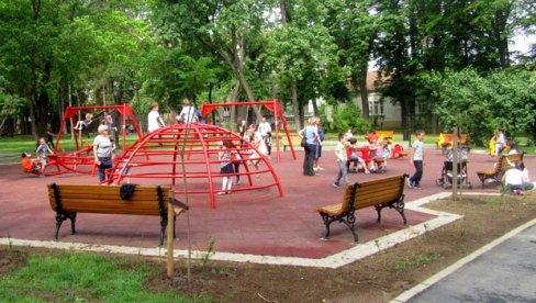 ЛАЖНИМ ПОРУКАМА УЗБУЊУЈУ РОДИТЕЉЕ: Децу из вртића на Чукарици не изводе у парк због наводног покушаја отмице