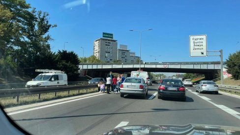 UDES NA NOVOM BEOGRADU: Saobraćajna nesreća na auto-putu (FOTO)