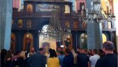 ZBOG KORONE MANJE SRBA NA LITURGIJAMA: U crkvama u Uroševcu i Peći obeležene hramovne slave (FOTO)