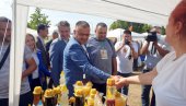 PAZARIO I MINISTAR: Otvoren pčelarski i sajam lekovitog bilja u Vranju (FOTO)