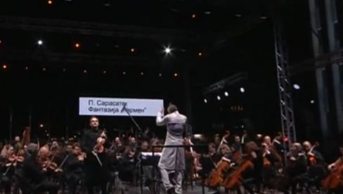 SPEKTAKL NA OTVORENOM: Čuveni violinista Stefan Milenković i Vojvođanski simfonijski orkestar oduševili Novosađane (VIDEO)