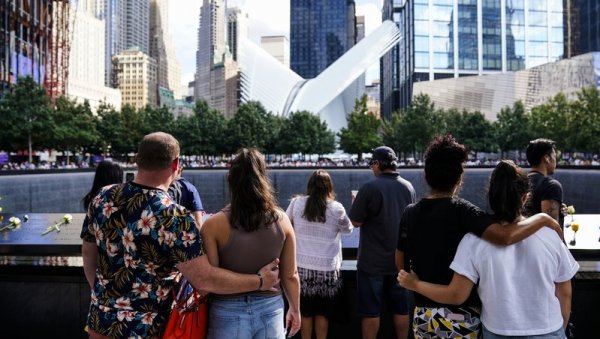 МИНУТА ЋУТАЊА И ЗВОЊАВА ЗВОНА ЗА НАСТРАДАЛЕ: Почело обележавање 20 година од терористичког напада у Њујорку (ФОТО)