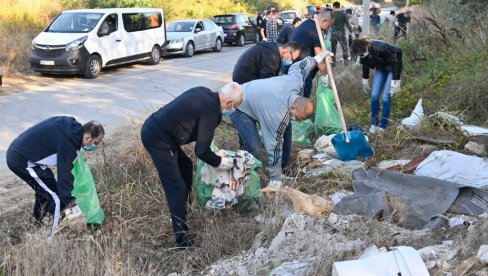 SA REVE ODNELI 100 KUBIKA: Gradski funkcioneri i članovi uprave juče čistili šest divljih deponija