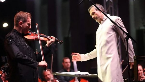 ЛЕПОТА КУЛТУРЕ ПОД ВЕДРИМ НЕБОМ: Наш славни виолиниста и Војвођански симфонијски оркестар одушевили Новосађане