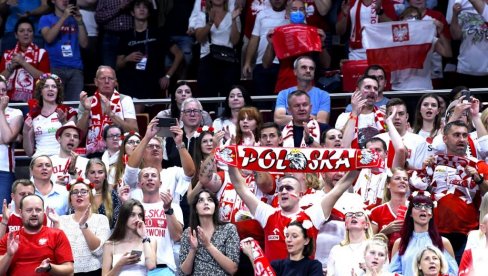 ПОЉАЦИ, МАЈСТОРИ СПЕКТАКЛА: Пуне трибине у Кракову и Гдањску