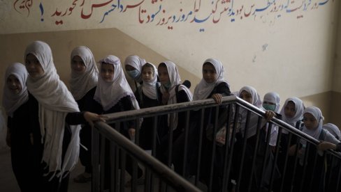 АВГАНИСТАНКЕ СТУДИРАЈУ ОДВОЈЕНО ОД МУШКАРАЦА: Талибани још нису свим девојчицама дозволили образовање