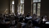 MARAME NA GLAVI I RANČEVI NA LEĐIMA: Devojčice u Avganistanu krenule u školu (FOTO)