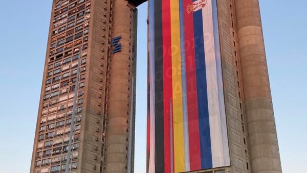 СРБИЈА ЧЕКА КАНЦЕЛАРКУ МЕРКЕЛ: Заставе се вијоре широм земље (ФОТО)