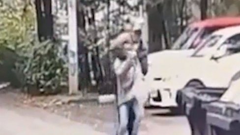 JEZIVI SNIMAK NAPADA NA DEVOJČICU: Prišao joj sa leđa, počeo da je davi i pitao nešto jezivo - napad zgrozio Rusiju (VIDEO)