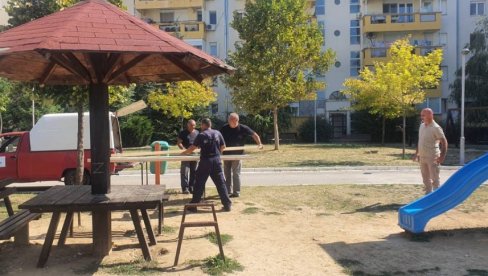 AKCIJA KOMUNALNIH PREDUZEĆA: Uređuju se dečija igrališta u Obrenovcu