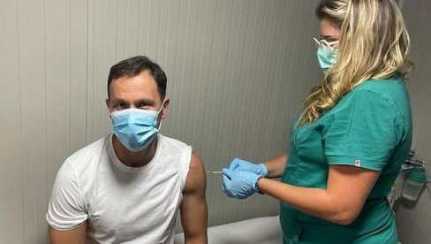 SINIŠA MALI PRIMIO TREĆU DOZU: Ministar još jednom apelovao na građane da se vakcinišu (FOTO)