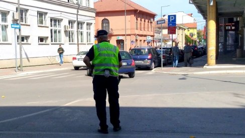 VOZAČU (68) IZMERILI 2,07 PROMILA ALKOHOLA: Policajci kod Varvarina isključili iz saobraćaja „folksvagen polo