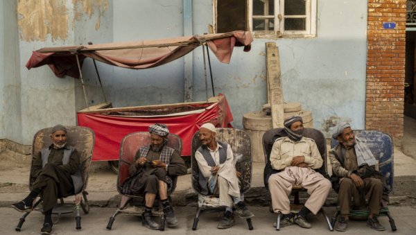 ТАЛИБАНИ ЗАБРАНОМ НАРКОТИКА СТВОРИЛИ ТРЖИШНУ КРИЗУ: Производња мака у Авганистану пала за 95 одсто