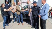 DONACIJA VOZILA: Vlasotinačka stanica policije dobila na poklon „ladu nivu“