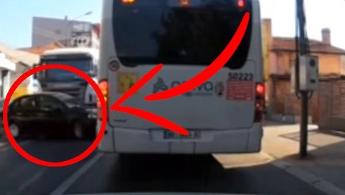 UZNEMIRUJUĆI SNIMAK IZ KRAGUJEVCA: Pokušao da skrene između kamiona i autobusa, tragedija izbegnuta za dlaku (VIDEO)