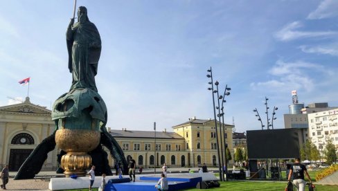 ZASTAVE NA KUĆAMA, ĆIRILICA U ZAKONU: Parlamenti Srbije i RS usvojiće propis o nacionalnom pismu