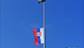 U SLAVU PRAZNIKA: U Zrenjaninu zastave na Gradskoj kući, Vodotornju, mostovima, kružnim raskrsnicama (FOTO)
