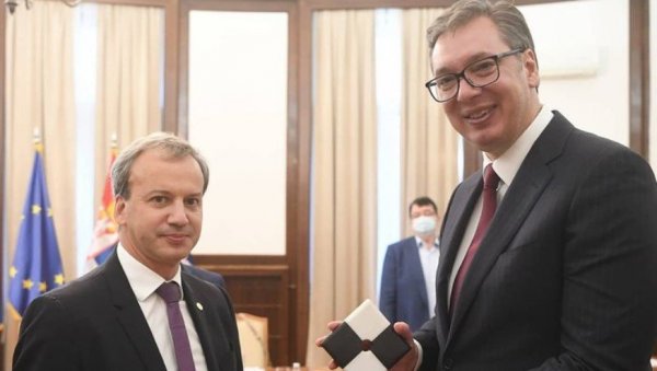 РУС УБЕДЉИВО ПОТУКАО УКРАЈИНЦА: Дворкович остаје на челу ФИДЕ