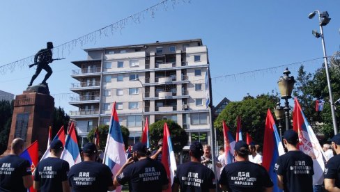 СВЕЧАНИ ДЕФИЛЕ СА СРПСКИМ ТРОБОЈКАМА: У Параћину обележен Дан српског јединства, слободе и националне заставе
