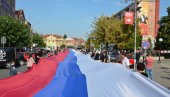 VELIČANSTVENA SCENA NA DAN SRPSKOG JEDINSTVA: U Jagodini razvijena zastava od 103 metra (FOTO)