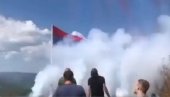 NEVEROVATNA SCENA U ZVEČANU: Crvena, plava i bela obojile nebo iznad grada u čast velikog praznika (VIDEO)