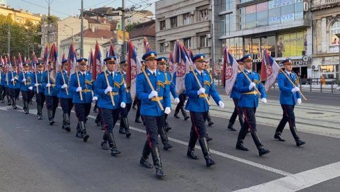 GARDISTI PRONELI POBEDNIČKE ZASTAVE KROZ PRESTONICU: Uz Marš na Drinu elita srpske vojske maršira ka Savskom trgu (FOTO/VIDEO)