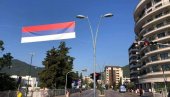 БУДВУ И БЕЧИЋЕ ПРЕКРИЛЕ ТРОБОЈКЕ: На Дан Српског јединства заставе на булеварима