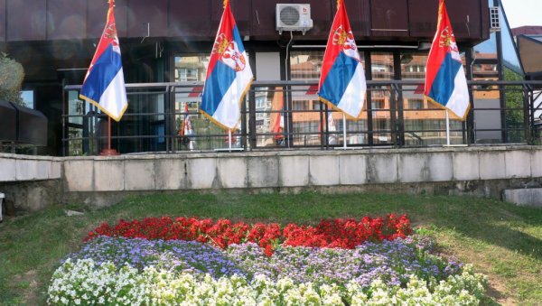 ПОНОСНО СЕ ВИЈОРИ ТРОБОЈКА: Смедерево окићено државним заставама поводом Дана српског јединства (ФОТО)