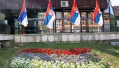 PONOSNO SE VIJORI TROBOJKA: Smederevo okićeno državnim zastavama povodom Dana srpskog jedinstva (FOTO)
