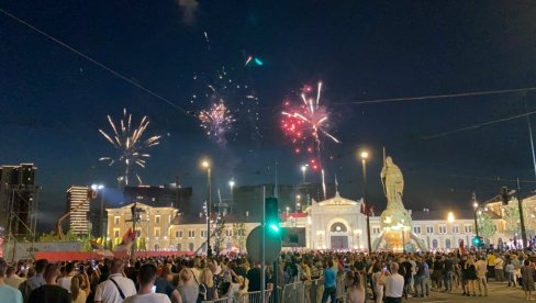 ВЕЛИЧАНСТВЕНА СЦЕНА ЗА КРАЈ: Погледајте ватромет који је осветлио Савски трг (ФОТО/ВИДЕО)