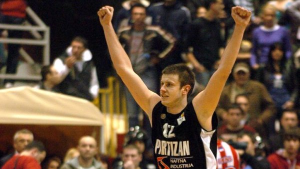 НОВИЦА ЈОШ ОВАЈ ПУТ: Величковић се против шампиона Европе опрашта од кошарке