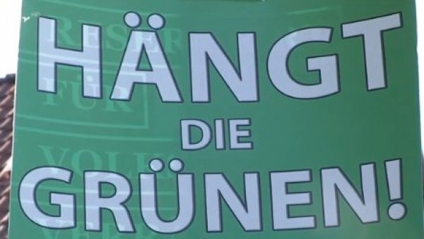 ОБЕСИТЕ ЗЕЛЕНЕ! Узнемирујућа порука на билбордима у Немачкој (ФОТО)