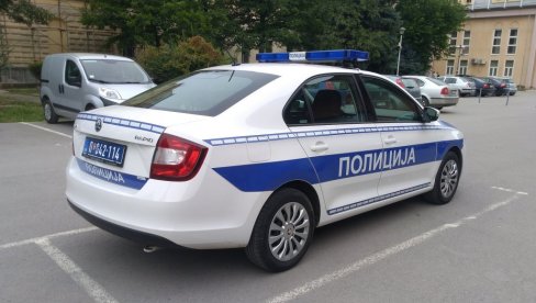 VATRA ZAHVATILA NEKOLIKO VOZILA: Zapalio se automobil na Novom Beogradu