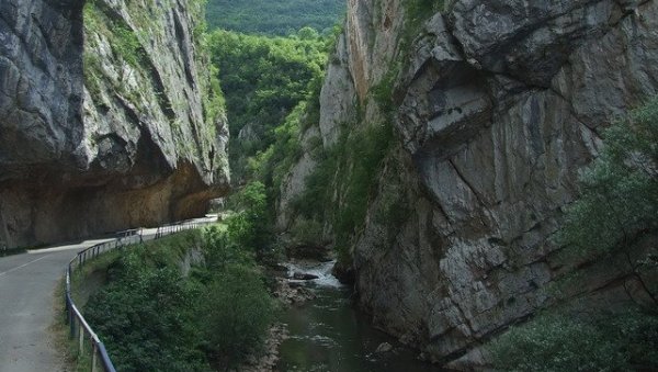 ОБУСТАВА ЗБОГ ПРОПУСТА: Сутра затворен државни пут у кањону реке Јерме