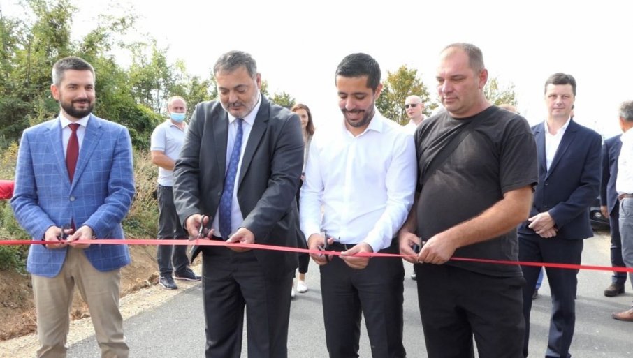 Momirović: Otvoren rekonstruisani put u Rači znači život za čitav kraj